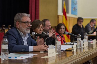 L'alcalde Larrosa durant la intervenció en l'acte d'homenatge.
