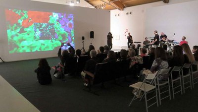 La inauguració s'ha iniciat amb la projecció del vídeo de María Ruido.