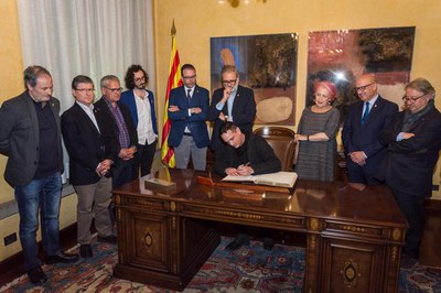 Signatura al Llibre d'Or de la Paeria dels guardonats del 10è Premi Internacional Ciutat de Lleida, Marc Marzenit i Albert Barqué-Duran.