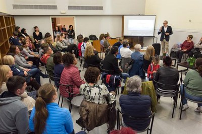 El paer en cap, Fèlix Larrosa, ha acompanyat els veïns i les veïnes del barri en la presentació del videoclip de la Mariola.