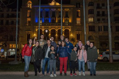 La façana de la Paeria s'ha il·luminat de blau i groc per commemorar el Dia Mundial de la Síndrome de Down..