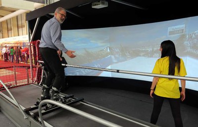 L'alcalde provant un simulador d'eslàlom d'esquí al Saló del Turisme.