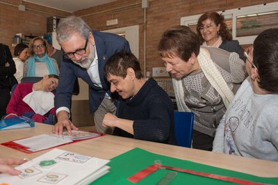 L'alcalde Fèlix Larrosa ha visitat els diferents tallers que es realitzen al Centre Ocupacional..