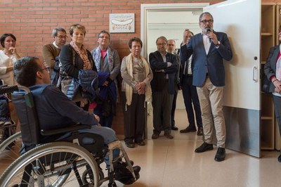 L'alcalde Fèlix Larrosa ha visitat la nova sala d'hidroteràpia d'AREMI, que ajudarà a la mobilitat dels seus usuaris..
