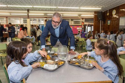 Fèlix Larrosa, amb un grup d'escolars de l'Espiga en el menjador del centre..