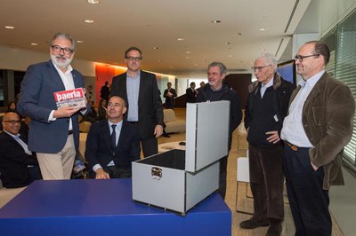 S'ha posat en una urna objectes com monedes i revistes de la Paeria, que s'enterraran com a testimoni, en el solar on es construiran les Torres del C….