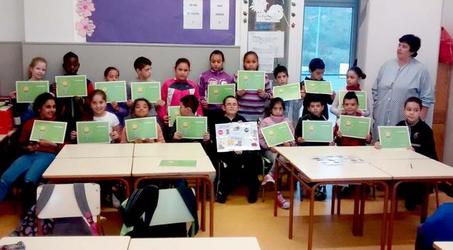 Els alumnes que han participat en el projecte aprenen nocios bàsiques sobre primers auxílis amb el projecte educatiu de la Paeria i Neosalus