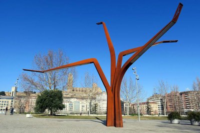 L'escultura L'arbre paer, de Benet Rossell, en l'entrada dels Camps Elisis..