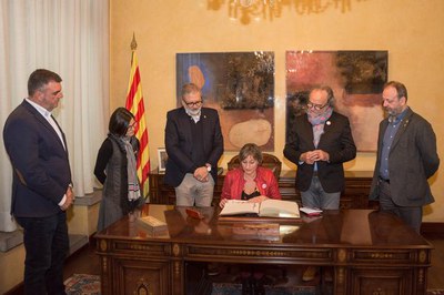 La consellera ha signat en el llibre d'honor de la Paeria.
