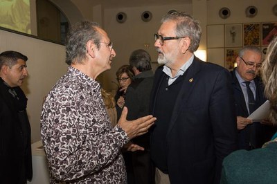 L'alcalde amb l'autor del llibre 'Els músics gitanos de la rumba'.