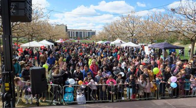 Els nens i nenes han omplert amb els seus pares el Parc de l'Aigua.