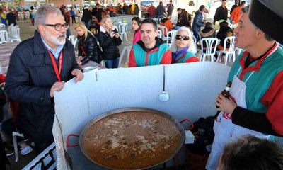 L'alcalde ha saludat els penyistes en el seu recorregut per l'esplanada del Barris Nord.