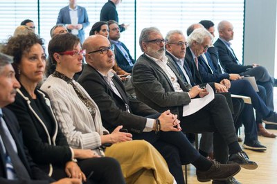 Les autoritats presents en l'acte amb què s'ha donat el tret de sortida a l'Oficina Invest In Lleida.