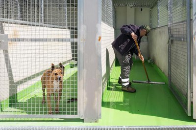 Un operari de la Canera, treballant en les instal·lacions..