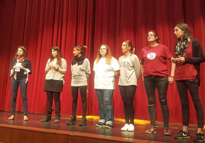 La regidora Rosa M. Salmerón ha destacat l'esforç que els nens i les nenes dels diferents tallers teatrals han mostrat durant el curs per representar….