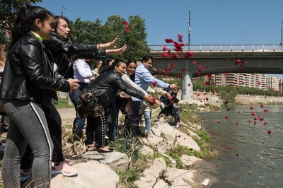 La celebració ha finalitzat simbòlicament llençant pètals de flors al riu Segre..