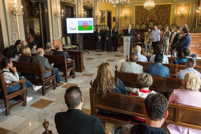 L'acte central de la celebració del Dia Internacional del Poble Gitano s'ha celebrat al saló de sessions de la Paeria..
