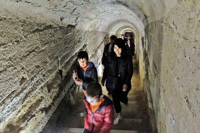 La passejada nocturna pel turó permet descobrir espais habitualment tancats al públic.
