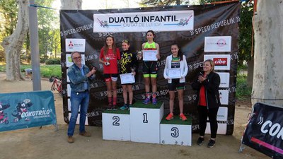 El tinent d'alcalde Xavier Rodamilans i la vicepresidenta de la Federació Catalana han lliurat els guardons als guanyadors.