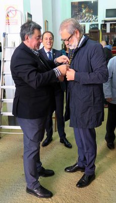 El paer en cap investit confrare d'honor pel president de l'associació, Francisco Seijó.