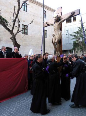 El Crist de Sant Llorenç amb els seus portants.