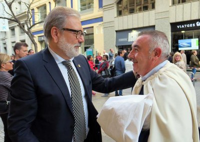 L'alcalde ha saludat els ciutadans que han participat en la processó.