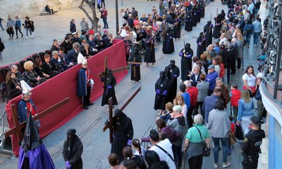 Un nombre de penitents que han participat en la processó.