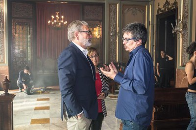 El paer en cap, Fèlix Larrosa, ha saludat el director Ramon Térmens, en el rodatge a la Paeria de "La Dona Il·legal".