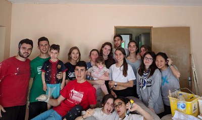 Joves escoltes han fet treballs de pintura en quatre pisos del barri de la Mariola en el marc del projecte de cooperació La Murga.