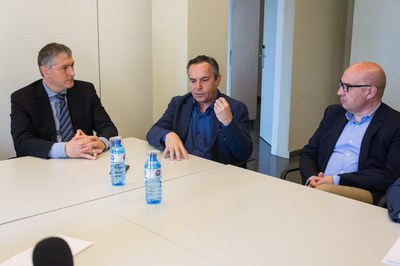 El tinent d'alcalde Rafael Peris (dreta), amb els inversors Carles Giribet (centre) i David Mansa (esquerra)..