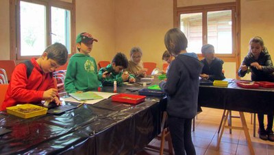 Els participants han utilitzat les plantes treballades per realitzar un ‘memory’ de fulles, després d'un passeig pel parc.