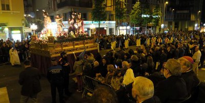 Els lleidatans han sortit al carrer per veure el pas de la processó.