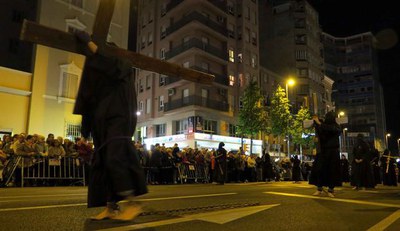 Un bon grup de penitents, acompanyant la processó del Sant Enterrament.