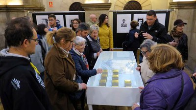Al Pati de la Paeria es poden contemplar les llambordes que s'aniran col·locant els pròxims dies així com una exposició de les persones a qui estan d….