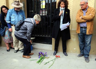 Lleidatans i lleidatanes han dipositat flors a terra tot just s'ha col·locat la llamborda.