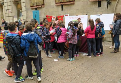 Distribució de l'Escata de Drac, a la parada instituciona de la Paeria.