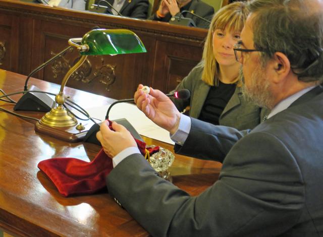 El Secretari General de la Paeria ha comprovat les 10 boles que després s'han extret al sorteig. Les meses electorals a Lleida s’establiran a partir del número 013