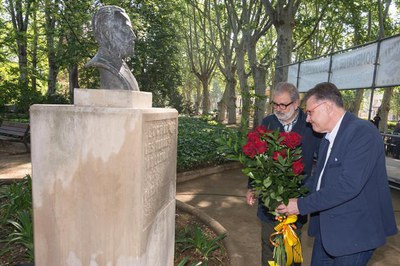 Ofrena floral al monument de Pablo Iglesias.