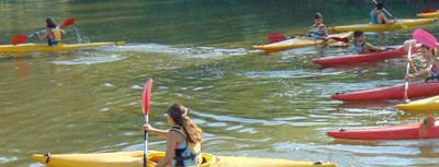 El piragüisme és una de les activitats que els nens i nenes poden practicar a Esportmania..