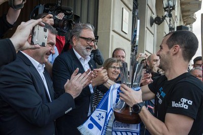 El capità de l'equip, Andreu Tomàs, amb l'alcalde Fèlix Larrosa, la tinent d'alcalde Montse Parra i el president del Lleida Llista, Enric Duch..