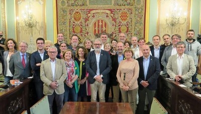 El Ple de la Paeria ha finalitzat amb una foto de família dels vint-i-set regidors que han format part de la corporació municipal aquesta legislatura.
