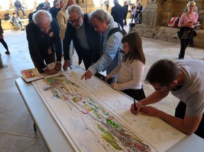 L'alcalde contemplant el dibuix del conjunt patrimonial.