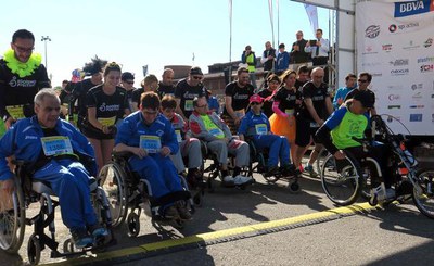 Els voluntaris d'Egoísmo Positivo, sempre obrin les curses a Lleida.