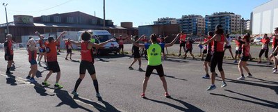 L'equip del Sícoris, que ha aconseguit un gran resultat en la cursa de 10 km, en categoria de dones, fent l'escalfament previ.