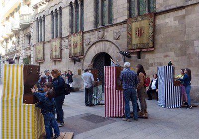 Els menuts han pogut practicar amb titelles a la plaça Paeria.