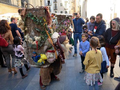 L'espectacle de titelles itinerant 'Merkel & Vannix', a la plaça de la Catedral.