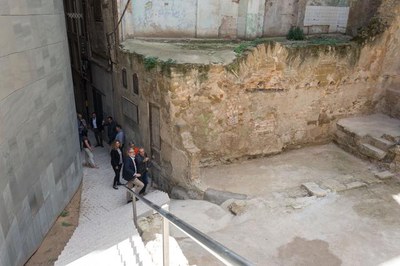 El paer en cap, Fèlix Larrosa, en la visita amb els tècnics municipals al carrer del General, on ja es pot passar després de les obres que s'hi han f….