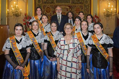 El paer en cap, la regidora de Cultura i el pregoner amb les pubilles.