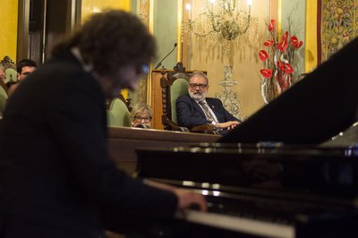 El pregoner ha combinat la narració oral amb la musical per adreçar el seu missatge.