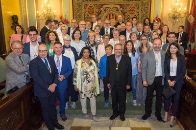 La corporació municipal amb els guardonats amb les plaques i medalles de la ciutat.